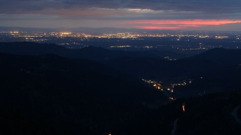 Dieses Bild zeigt eine Webcam-Aufnahme vom Achertal, aufgenommen am Samstag, den 18.04.2026 um 21:10 Uhr. Die Temperatur betrug 12°C.