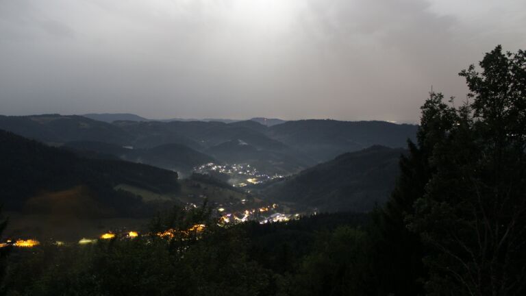 Dieses Bild zeigt eine Webcam-Aufnahme vom Achertal, aufgenommen am Freitag, den 28.08.2026 um 04:00 Uhr. Die Temperatur betrug 18.5°C.