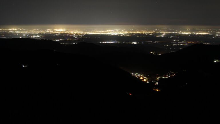 Dieses Bild zeigt eine Webcam-Aufnahme vom Achertal, aufgenommen am Montag, den 01.12.2025 um 05:00 Uhr. Die Temperatur betrug -2.9°C.