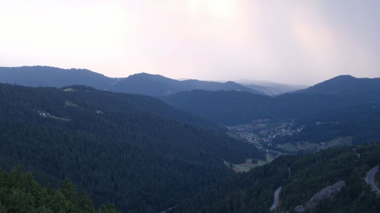 Dieses Bild zeigt eine Webcam-Aufnahme vom Achertal, aufgenommen am Sonntag, den 13.07.2025 um 21:40 Uhr. Die Temperatur betrug 19.7°C.