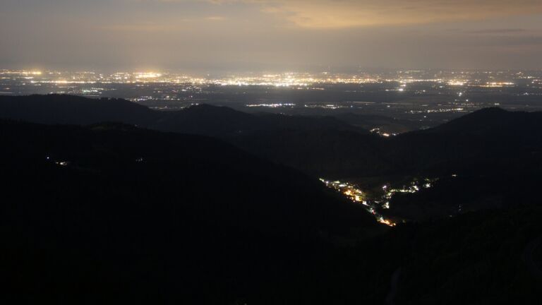 Dieses Bild zeigt eine Webcam-Aufnahme vom Achertal, aufgenommen am Montag, den 12.05.2025 um 22:40 Uhr. Die Temperatur betrug 10.5°C.