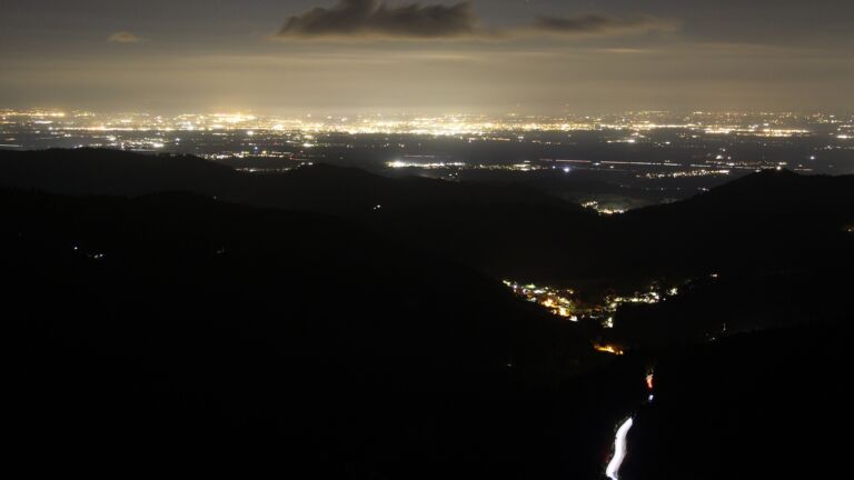 Dieses Bild zeigt eine Webcam-Aufnahme vom Achertal, aufgenommen am Mittwoch, den 15.10.2025 um 20:30 Uhr. Die Temperatur betrug 6.1°C.