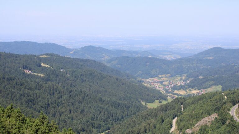 Dieses Bild zeigt eine Webcam-Aufnahme vom Achertal, aufgenommen am Mittwoch, den 18.06.2025 um 11:10 Uhr. Die Temperatur betrug 22.4°C.