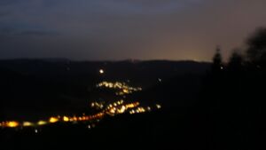 Dieses Bild zeigt eine Webcam-Aufnahme vom Achertal, aufgenommen am Donnerstag, den 27.08.2026 um 21:20 Uhr. Die Temperatur betrug 26.9°C.