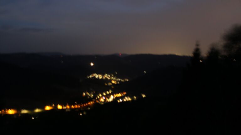 Dieses Bild zeigt eine Webcam-Aufnahme vom Achertal, aufgenommen am Donnerstag, den 27.08.2026 um 21:20 Uhr. Die Temperatur betrug 26.9°C.