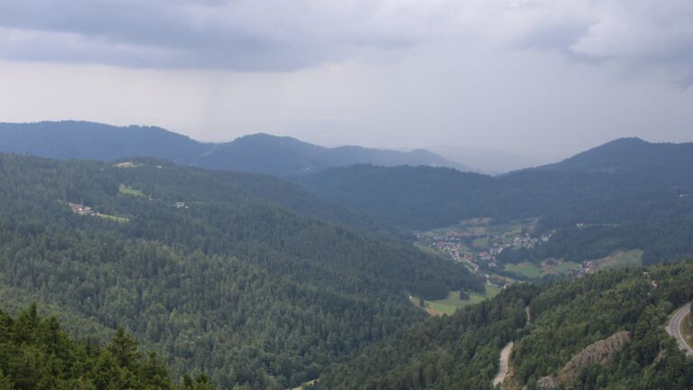 Dieses Bild zeigt eine Webcam-Aufnahme vom Achertal, aufgenommen am Sonntag, den 27.07.2025 um 12:50 Uhr. Die Temperatur betrug 15.9°C.