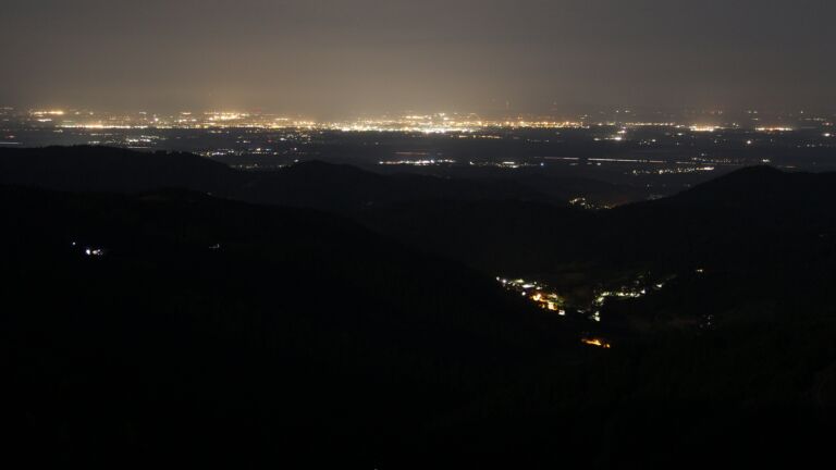Dieses Bild zeigt eine Webcam-Aufnahme vom Achertal, aufgenommen am Dienstag, den 17.06.2025 um 02:40 Uhr. Die Temperatur betrug 11.9°C.
