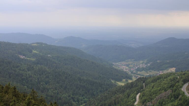 Dieses Bild zeigt eine Webcam-Aufnahme vom Achertal, aufgenommen am Donnerstag, den 22.05.2025 um 17:10 Uhr. Die Temperatur betrug 8.4°C.