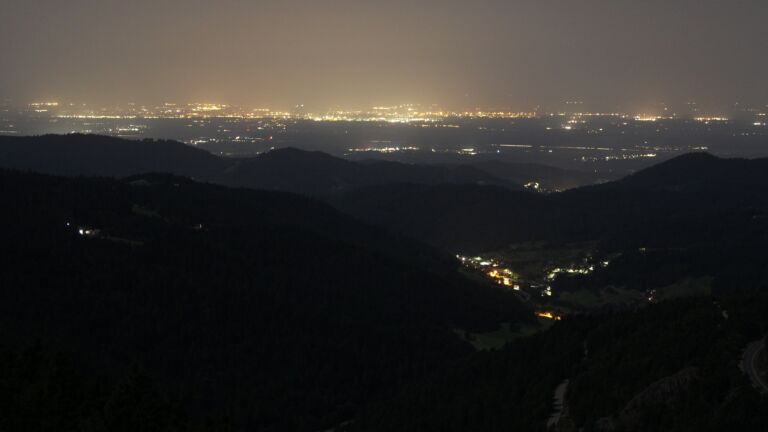 Dieses Bild zeigt eine Webcam-Aufnahme vom Achertal, aufgenommen am Donnerstag, den 14.08.2025 um 04:20 Uhr. Die Temperatur betrug 23.2°C.