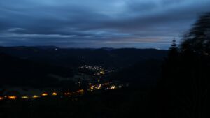 Dieses Bild zeigt eine Webcam-Aufnahme vom Achertal, aufgenommen am Donnerstag, den 04.06.2026 um 04:30 Uhr. Die Temperatur betrug 13.7°C.