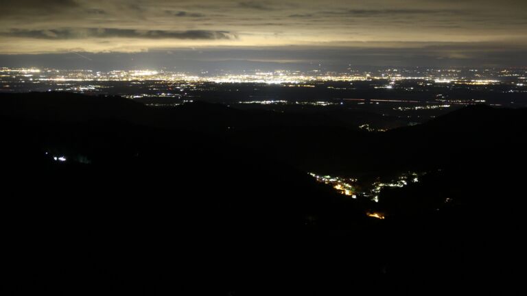 Dieses Bild zeigt eine Webcam-Aufnahme vom Achertal, aufgenommen am Dienstag, den 28.10.2025 um 23:00 Uhr. Die Temperatur betrug 5.4°C.