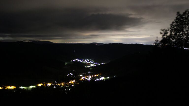 Dieses Bild zeigt eine Webcam-Aufnahme vom Achertal, aufgenommen am Freitag, den 15.05.2026 um 02:00 Uhr. Die Temperatur betrug 3.6°C.