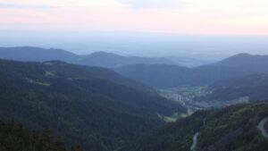 Dieses Bild zeigt eine Webcam-Aufnahme vom Achertal, aufgenommen am Montag, den 19.05.2025 um 21:10 Uhr. Die Temperatur betrug 13.1°C.