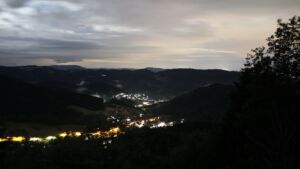 Dieses Bild zeigt eine Webcam-Aufnahme vom Achertal, aufgenommen am Montag, den 01.06.2026 um 00:30 Uhr. Die Temperatur betrug 13°C.