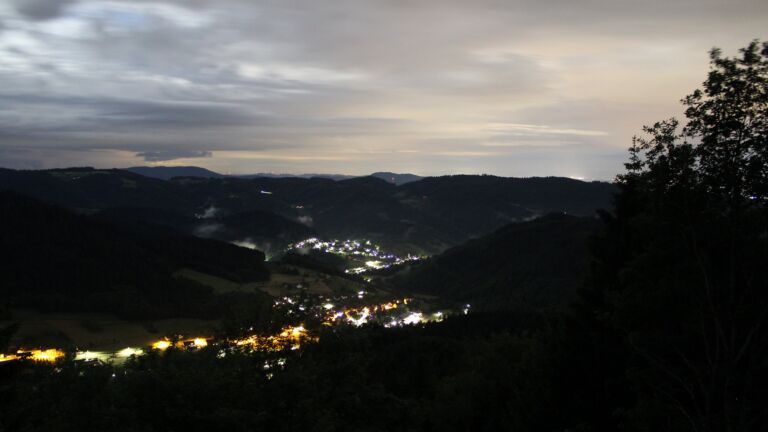 Dieses Bild zeigt eine Webcam-Aufnahme vom Achertal, aufgenommen am Montag, den 01.06.2026 um 00:30 Uhr. Die Temperatur betrug 13°C.