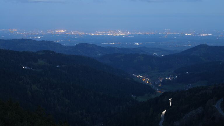 Dieses Bild zeigt eine Webcam-Aufnahme vom Achertal, aufgenommen am Samstag, den 18.04.2026 um 05:50 Uhr. Die Temperatur betrug 12.1°C.