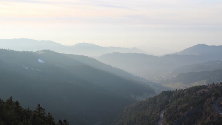 Dieses Bild zeigt eine Webcam-Aufnahme vom Achertal, aufgenommen am Montag, den 09.02.2026 um 16:50 Uhr. Die Temperatur betrug 4.9°C.