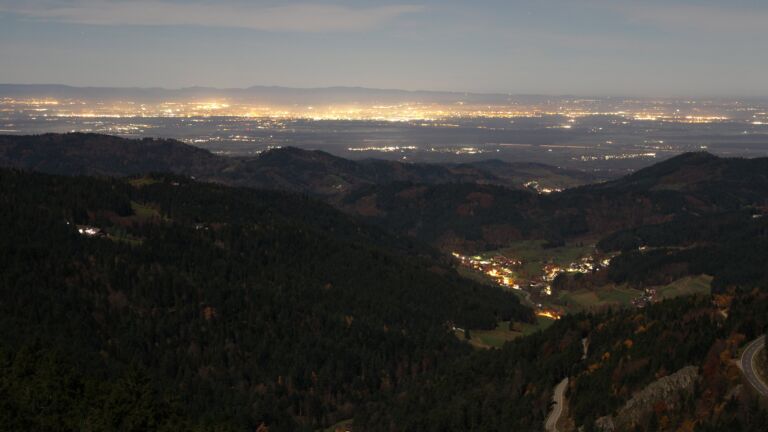 Dieses Bild zeigt eine Webcam-Aufnahme vom Achertal, aufgenommen am Mittwoch, den 05.11.2025 um 22:00 Uhr. Die Temperatur betrug 14.4°C.