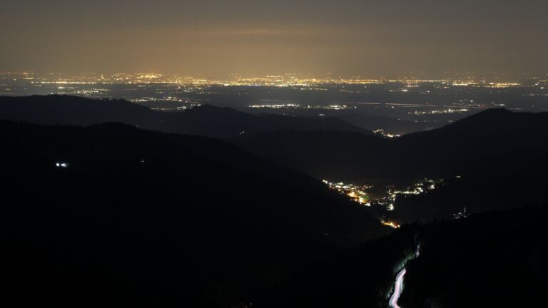 Dieses Bild zeigt eine Webcam-Aufnahme vom Achertal, aufgenommen am Sonntag, den 22.03.2026 um 20:30 Uhr. Die Temperatur betrug 5.3°C.