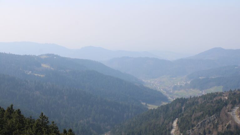 Dieses Bild zeigt eine Webcam-Aufnahme vom Achertal, aufgenommen am Sonntag, den 08.03.2026 um 13:40 Uhr. Die Temperatur betrug 11.9°C.