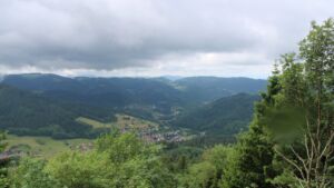 Dieses Bild zeigt eine Webcam-Aufnahme vom Achertal, aufgenommen am Dienstag, den 09.06.2026 um 13:00 Uhr. Die Temperatur betrug 12°C.