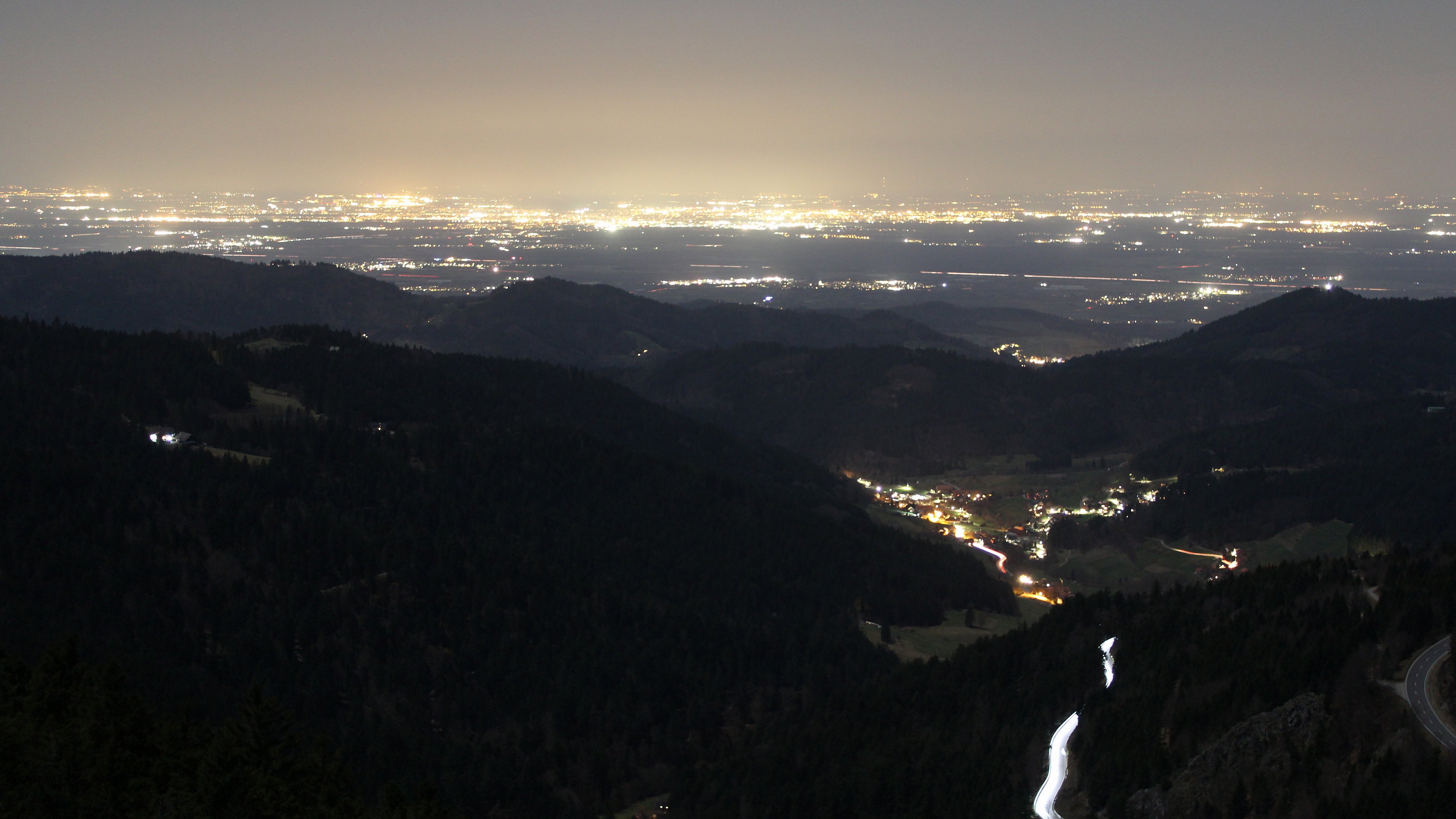 Dieses Bild zeigt eine Webcam-Aufnahme vom Achertal, aufgenommen am Freitag, den 27.02.2026 um 21:00 Uhr. Die Temperatur betrug 12.6°C.