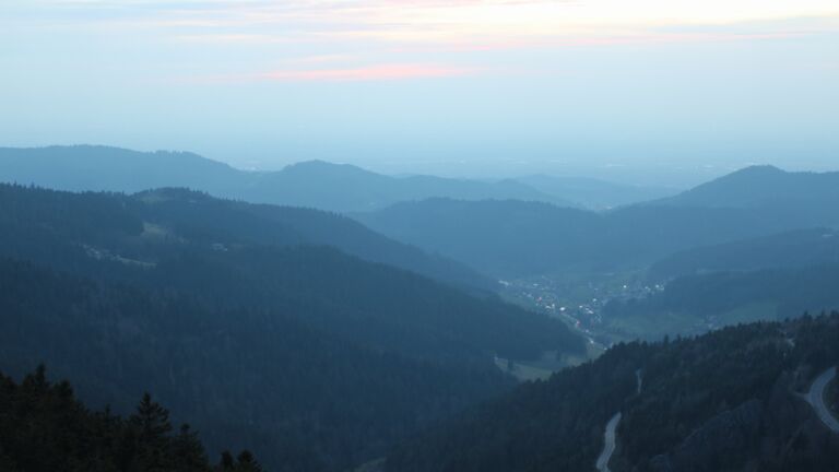 Dieses Bild zeigt eine Webcam-Aufnahme vom Achertal, aufgenommen am Dienstag, den 24.03.2026 um 19:00 Uhr. Die Temperatur betrug 7.4°C.