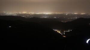 Dieses Bild zeigt eine Webcam-Aufnahme vom Achertal, aufgenommen am Freitag, den 14.11.2025 um 23:30 Uhr. Die Temperatur betrug 15.2°C.