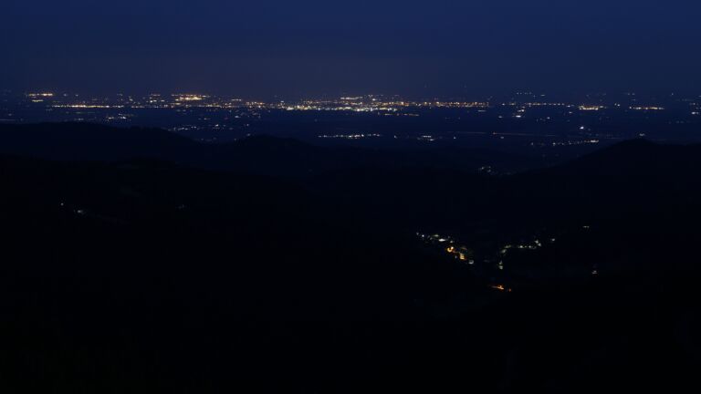 Dieses Bild zeigt eine Webcam-Aufnahme vom Achertal, aufgenommen am Freitag, den 20.06.2025 um 04:10 Uhr. Die Temperatur betrug 13.8°C.