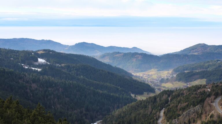 Dieses Bild zeigt eine Webcam-Aufnahme vom Achertal, aufgenommen am Freitag, den 23.01.2026 um 14:10 Uhr. Die Temperatur betrug 7.6°C.