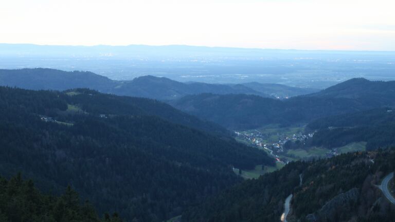 Dieses Bild zeigt eine Webcam-Aufnahme vom Achertal, aufgenommen am Donnerstag, den 13.11.2025 um 17:10 Uhr. Die Temperatur betrug 15.2°C.