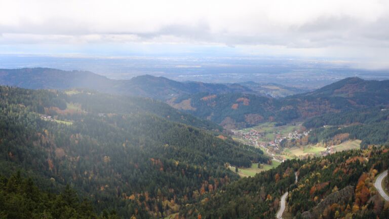 Dieses Bild zeigt eine Webcam-Aufnahme vom Achertal, aufgenommen am Dienstag, den 28.10.2025 um 13:00 Uhr. Die Temperatur betrug 6.1°C.