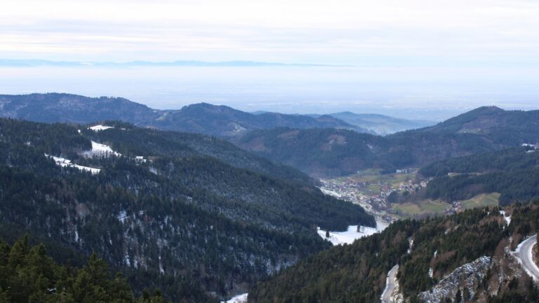 Dieses Bild zeigt eine Webcam-Aufnahme vom Achertal, aufgenommen am Sonntag, den 23.11.2025 um 13:40 Uhr. Die Temperatur betrug -1.2°C.