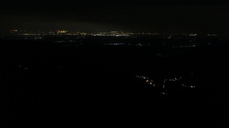 Dieses Bild zeigt eine Webcam-Aufnahme vom Achertal, aufgenommen am Sonntag, den 25.05.2025 um 04:10 Uhr. Die Temperatur betrug 6.8°C.