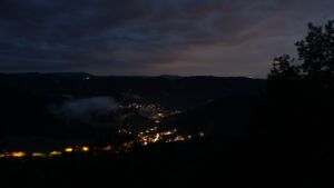 Dieses Bild zeigt eine Webcam-Aufnahme vom Achertal, aufgenommen am Freitag, den 17.07.2026 um 22:20 Uhr. Die Temperatur betrug 14.8°C.