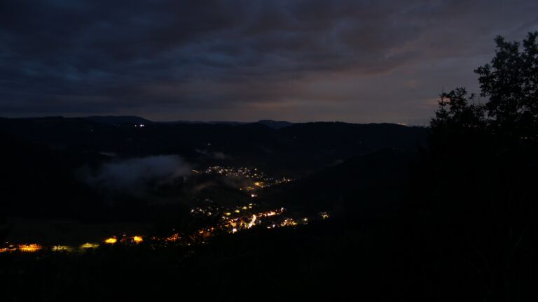 Dieses Bild zeigt eine Webcam-Aufnahme vom Achertal, aufgenommen am Freitag, den 17.07.2026 um 22:20 Uhr. Die Temperatur betrug 14.8°C.