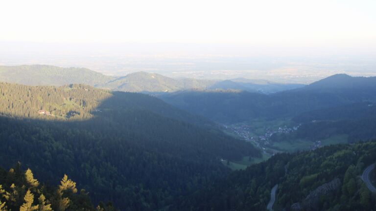 Dieses Bild zeigt eine Webcam-Aufnahme vom Achertal, aufgenommen am Donnerstag, den 30.04.2026 um 06:50 Uhr. Die Temperatur betrug 2.2°C.