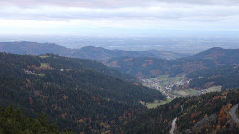 Dieses Bild zeigt eine Webcam-Aufnahme vom Achertal, aufgenommen am Dienstag, den 28.10.2025 um 17:10 Uhr. Die Temperatur betrug 5.4°C.