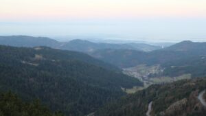 Dieses Bild zeigt eine Webcam-Aufnahme vom Achertal, aufgenommen am Freitag, den 12.12.2025 um 08:20 Uhr. Die Temperatur betrug 7.9°C.