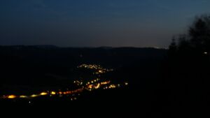 Dieses Bild zeigt eine Webcam-Aufnahme vom Achertal, aufgenommen am Montag, den 13.07.2026 um 22:40 Uhr. Die Temperatur betrug 25.9°C.