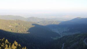 Dieses Bild zeigt eine Webcam-Aufnahme vom Achertal, aufgenommen am Donnerstag, den 30.04.2026 um 07:00 Uhr. Die Temperatur betrug 2.4°C.