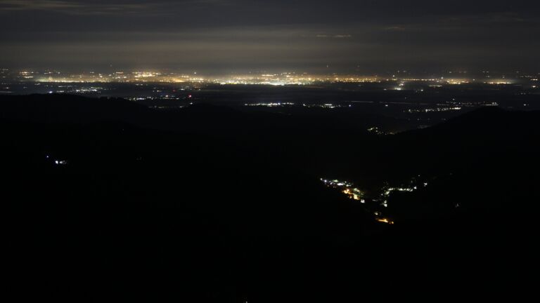 Dieses Bild zeigt eine Webcam-Aufnahme vom Achertal, aufgenommen am Sonntag, den 28.09.2025 um 02:30 Uhr. Die Temperatur betrug 6.5°C.