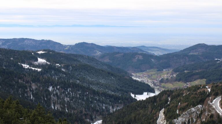 Dieses Bild zeigt eine Webcam-Aufnahme vom Achertal, aufgenommen am Sonntag, den 23.11.2025 um 14:10 Uhr. Die Temperatur betrug -1.2°C.