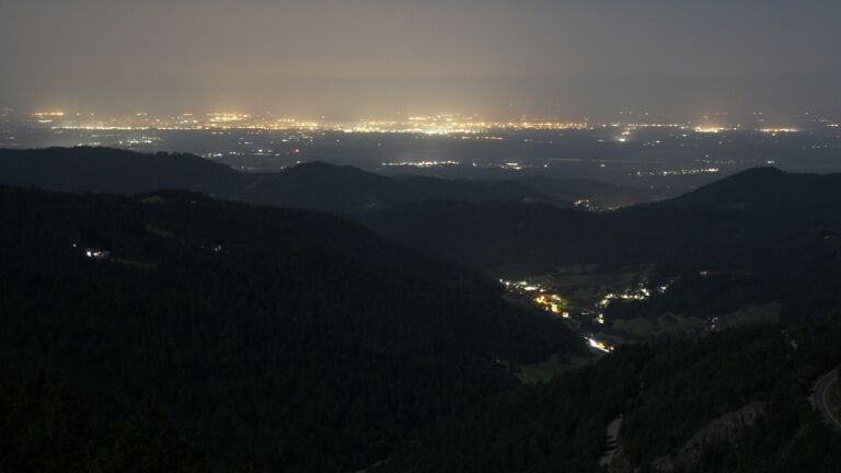 Dieses Bild zeigt eine Webcam-Aufnahme vom Achertal, aufgenommen am Mittwoch, den 13.08.2025 um 02:30 Uhr. Die Temperatur betrug 21.8°C.
