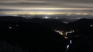 Dieses Bild zeigt eine Webcam-Aufnahme vom Achertal, aufgenommen am Donnerstag, den 27.11.2025 um 21:30 Uhr. Die Temperatur betrug -1.2°C.