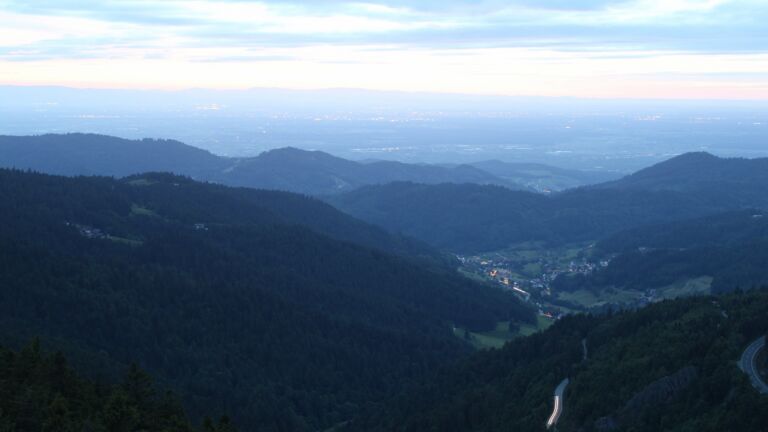 Dieses Bild zeigt eine Webcam-Aufnahme vom Achertal, aufgenommen am Donnerstag, den 29.05.2025 um 21:50 Uhr. Die Temperatur betrug 13.1°C.