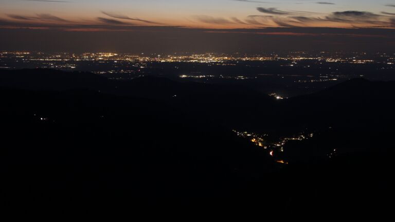 Dieses Bild zeigt eine Webcam-Aufnahme vom Achertal, aufgenommen am Mittwoch, den 01.10.2025 um 20:10 Uhr. Die Temperatur betrug 5.4°C.