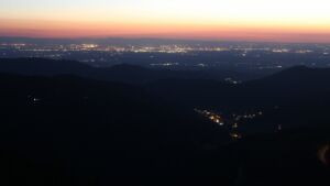 Dieses Bild zeigt eine Webcam-Aufnahme vom Achertal, aufgenommen am Montag, den 25.08.2025 um 21:20 Uhr. Die Temperatur betrug 16°C.