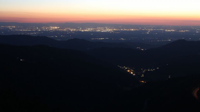 Dieses Bild zeigt eine Webcam-Aufnahme vom Achertal, aufgenommen am Montag, den 25.08.2025 um 21:20 Uhr. Die Temperatur betrug 16°C.