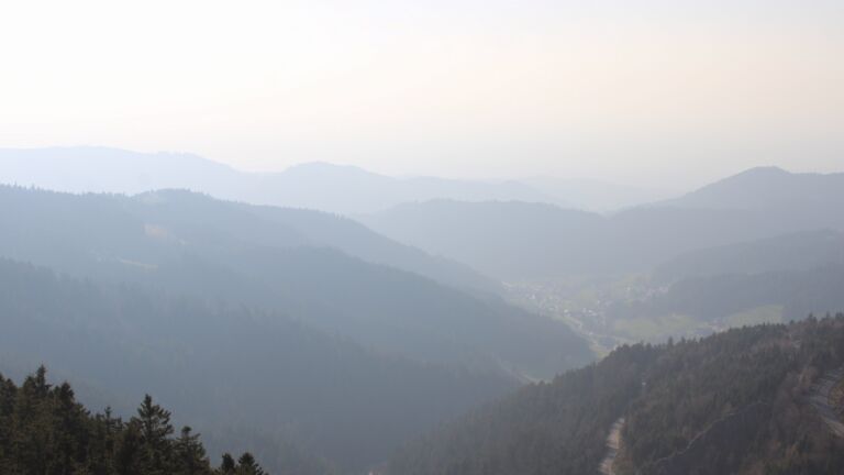 Dieses Bild zeigt eine Webcam-Aufnahme vom Achertal, aufgenommen am Mittwoch, den 18.03.2026 um 16:50 Uhr. Die Temperatur betrug 5.1°C.